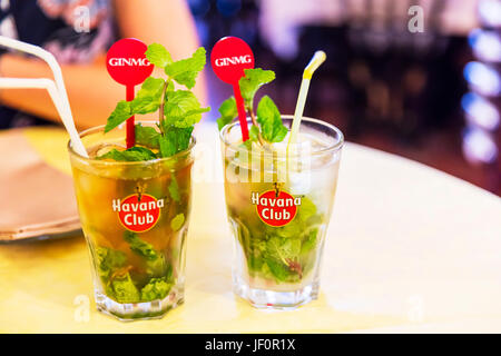 Mojito, Mojito Highball, traditionelle kubanische Highball, Mojito Cocktail, rum-Cocktail Mojito, Alkohol, Cocktail, Drink, grün, Eis, Limette, Minze, Mojito Stockfoto