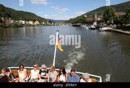 Heidelberg ist eine Stadt in Baden-Württemberg, Deutschland. Wassertaxi auf dem Neckar. Stockfoto