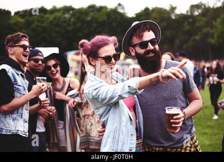 Paar steht in Menschenmenge beim Musikfestival Stockfoto