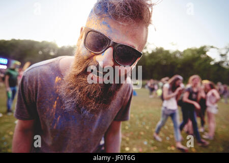 Porträt des Mannes in Holi Farben Stockfoto