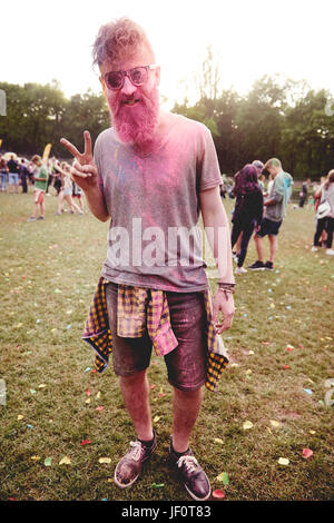 Porträt des Mannes während des Holi-festival Stockfoto