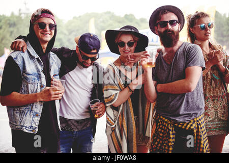 Modische Freunde beim Musikfestival Stockfoto