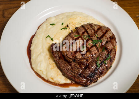 Rindersteak mit Maische Kartoffel auf weißen Teller Stockfoto