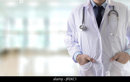 Closeup Arzt im Krankenhaus Kollegen und Hand mit dem Stethoskop Ausrüstung Patienten, medizinische verwischt. Stockfoto