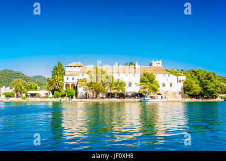 St. Mary's Island in der Mitte des Veliko Jezero Sees befindet sich ein altes Benediktinerkloster. Stockfoto