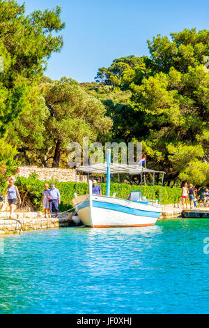 St. Mary's Island Mitten im Veliko Jezero See befindet sich ein altes Benediktinerkloster, das viele Touristen anzieht. Stockfoto