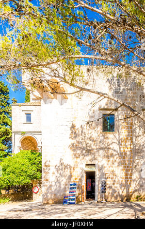 St. Mary's Island in der Mitte des Veliko Jezero Sees befindet sich ein altes Benediktinerkloster. Stockfoto