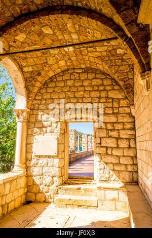 St. Mary's Island in der Mitte des Veliko Jezero Sees befindet sich ein altes Benediktinerkloster. Stockfoto