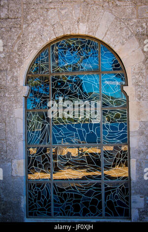 Buntglasfenster an der Kirche und dem Benediktinerkloster auf der Insel St. Mary in Mljet, Kroatien. Stockfoto