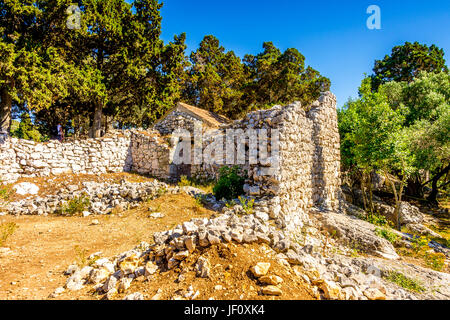 Die Kirche und das Benediktinerkloster auf der Insel der Heiligen Maria, umgeben vom See Veliko jezero auf Mljet, Kroatien Stockfoto
