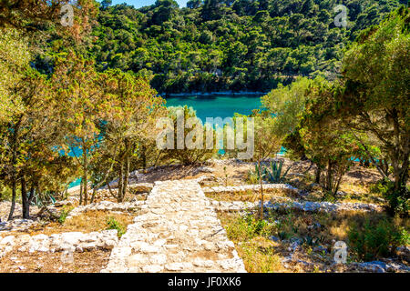 Die Kirche und das Benediktinerkloster auf der Insel der Heiligen Maria, umgeben vom See Veliko jezero auf Mljet, Kroatien Stockfoto