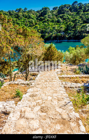 Die Kirche und das Benediktinerkloster auf der Insel der Heiligen Maria, umgeben vom See Veliko jezero auf Mljet, Kroatien Stockfoto