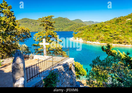 Die Kirche und das Benediktinerkloster auf der Insel St. Mary auf Mljet gehören zu den ältesten Kirchenkomplexen der Adria. Stockfoto