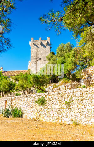 Turm und Mauern aus dem Inneren des Klosterareals der Marienkirche und des Benediktinerklosters auf der Marieninsel Mljet, Kroatien. Stockfoto