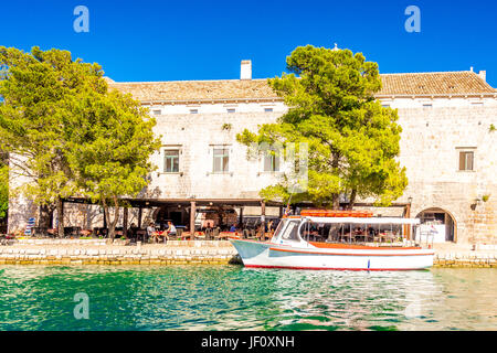 St. Mary's Island Mitten im Veliko Jezero See befindet sich ein altes Benediktinerkloster, das viele Touristen anzieht. Stockfoto