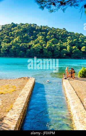 Mali Most ist eine Steinbrücke im Nationalpark, die zwei Seiten des Ufers des kleinen Kanals verbindet, der zwei Seen verbindet: Veliko und Malo jezero. Stockfoto