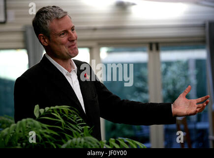 Zac Goldsmith spricht mit Wählern in Kingston Upon Thames in seinem Angebot MP für das Richmond Park Wahlkreis zu werden. Editorial Bild Stockfoto