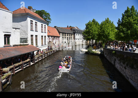 Brügge, Belgien - 26.Mai: Touristen eine Bootsfahrt Reise Tour in Brügge am 26. Mai 2017. Stockfoto