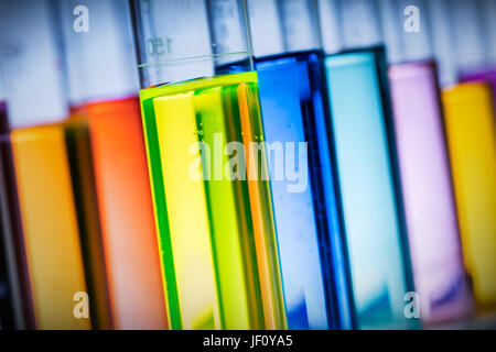 Gruppe von Tests Rohre gefüllt mit bunten Flüssigkeiten in einem Labor. Chemie und Wissenschaft Ausrüstung. Stockfoto