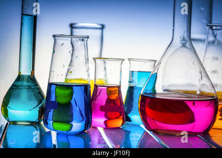 Laborglas gefüllt mit bunten Stoffen. Chemische Flüssigkeiten Analysen und Tests. Stockfoto