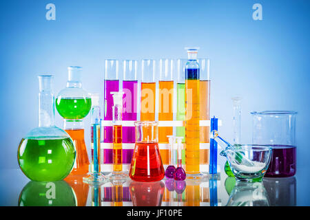 Laborglas gefüllt mit bunten Stoffen. Chemische Flüssigkeit Messung und Analyse. Stockfoto