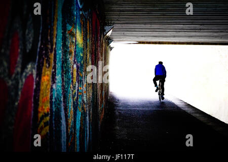 Am frühen Morgen Radfahrer auf der Leeds Liverpool Canal, in der Nähe von Leeds City Centre. West Yorkshire, England. Stockfoto