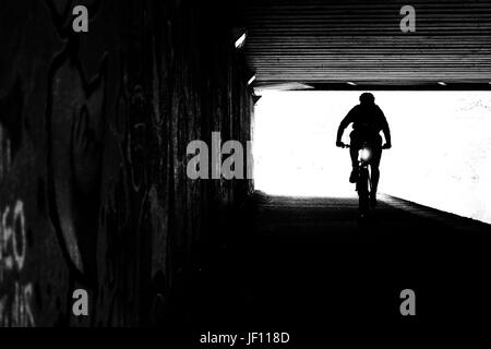 Am frühen Morgen Radfahrer auf der Leeds Liverpool Canal, in der Nähe von Leeds City Centre. West Yorkshire, England. Stockfoto