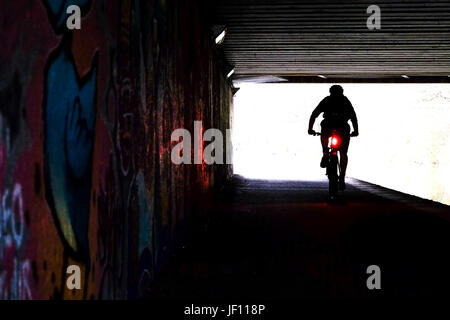 Am frühen Morgen Radfahrer auf der Leeds Liverpool Canal, in der Nähe von Leeds City Centre. West Yorkshire, England. Stockfoto