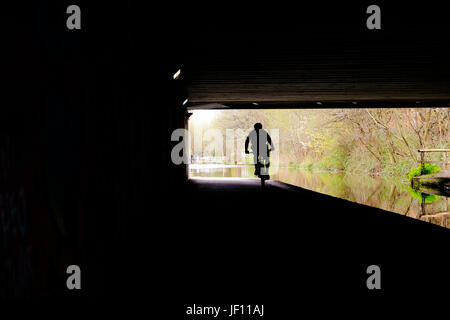 Am frühen Morgen Radfahrer auf der Leeds Liverpool Canal, in der Nähe von Leeds City Centre. West Yorkshire, England. Stockfoto