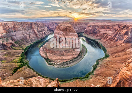 Der Horseshoe Bend in der Nähe von Page in Arizona bei Sonnenuntergang Stockfoto