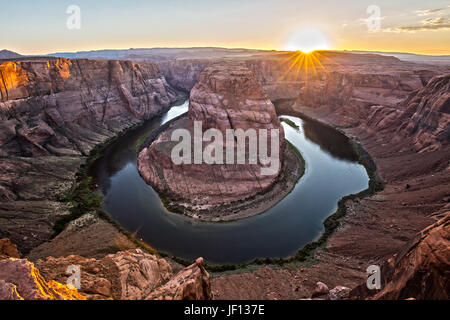 Der Horseshoe Bend in der Nähe von Page in Arizona bei Sonnenuntergang Stockfoto