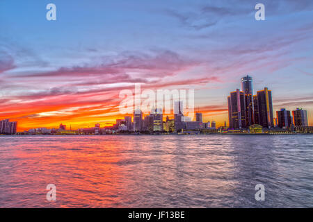 Skyline von Detroit aus Windsow am Fluss bei Sonnenuntergang Stockfoto