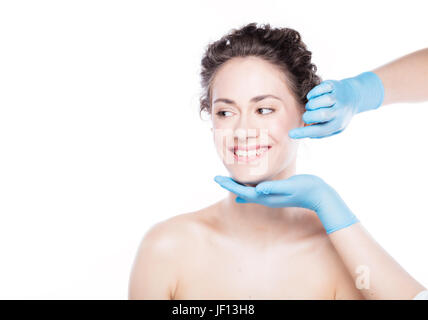 Ästhetische Medizin. Junge schöne Frau Haut vor der Behandlung überprüfen. Anti-Aging-Hautpflege und plastische Chirurgie-Konzept. Stockfoto