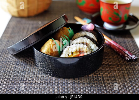 Eine Nahaufnahme von einem japanischen Sushi Obento--Lunch Box--Makizushi und Inarizushi. Stockfoto