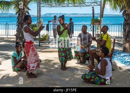 Ramena, Madagaskar - 20. Dezember 2015: Malagasy folk-Musiker und Tänzer in dem Fischerdorf Ramena, Madagaskar. Sakalava junge Frauen mit Hallo Stockfoto