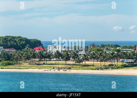 Toamasina, Madagaskar - 22. Dezember 2017: Blick auf die Stadt und Strand in Toamasina (Tamatave), Madagaskar. Stockfoto