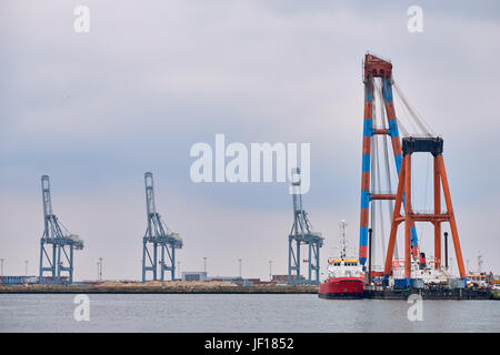 AARHUS (Dänemark)-5. Juni 2016: Einem großen Schwimmkran und drei Portalkräne aufgereiht auf dem Kai im Hafen von Aarhus Stockfoto