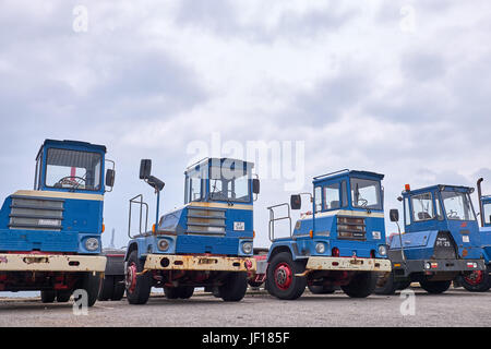 AARHUS, Dänemark - 5. Juni 2016: Aufgereiht LKW für den Transport von Containern und Fracht auf den Hafen von Aarhus Stockfoto