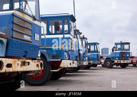 AARHUS (Dänemark)-5. Juni 2016: Blaue spezialisierten Container LKW aufgereiht am Hafen Stockfoto