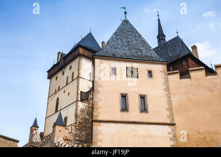 Burg Karlstein Türme unter blauem Himmel. große gotische Burg gegründet 1348 CE von Charles IV, Heiliger römischer Kaiser Elect und König von Böhmen. Das Hotel liegt in Ka Stockfoto