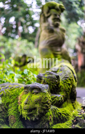 Gruselig aussehende Affe Steinskulpturen in Sacred Monkey Forest Sanctuary, in Ubud, Indonesien. Stockfoto