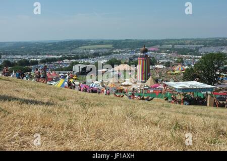 Die Aussicht von dem Hügel neben dem Park-Feld mit Blick auf Glastonbury Festival, Pilton, Somerset, England, Vereinigtes Königreich, Juni 2017. Stockfoto