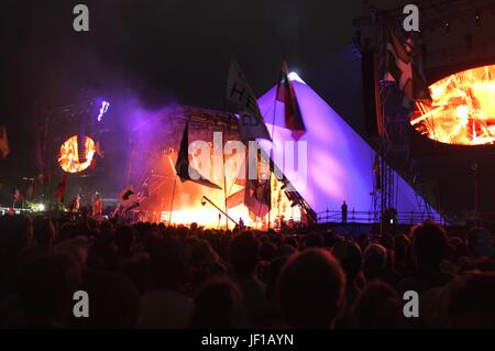 Die Aussicht von der Masse wie Radiohead Schlagzeile der Pyramide-Bühne am Freitag beim Glastonbury Festival, Pilton, Somerset, England, UK, Juni 2017. Stockfoto