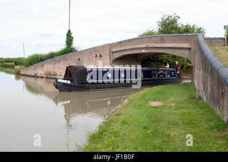 Ein Narrowboat an der Napton Kreuzung, Grand Union Canal, Warwickshire, England, UK Stockfoto