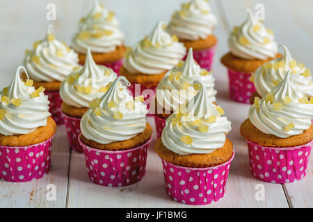 Lemon Cupcakes mit Baiser und kandierten Früchten. Stockfoto