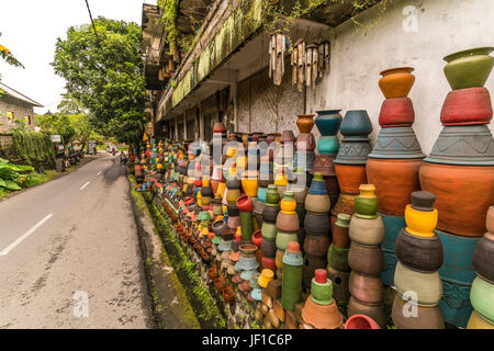 Am Straßenrand Anzeige der bunten Keramik-Handwerkskunst in Ubud, Bali. Stockfoto