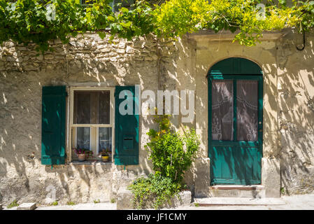 Alte Tür in Vaison la Romaine, Frankreich Stockfoto