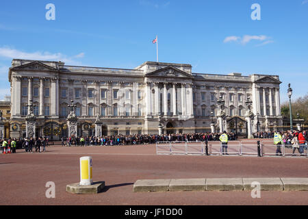 LONDON, UK - 6. April 2017: Kundenansturm außerhalb der Buckingham Palace, beobachten Sie die Wachablösung. Stockfoto