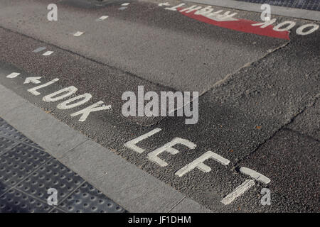 Schauen Sie auf einen Fußgänger Zebrastreifen links Warnung in einer Londoner Straße Stockfoto