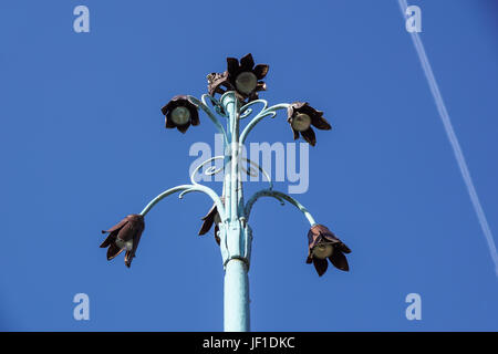 Straßenlaterne geformte Blumen Stockfoto